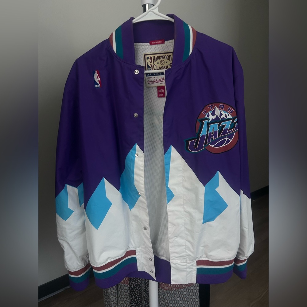 VINTAGE JAZZ BOMBER
MEN’S MEDIUM
(super cute oversized look)